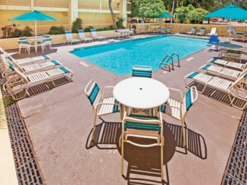 Hotel Super 8 By Wyndham Near Seaworld Ingram Park 3*